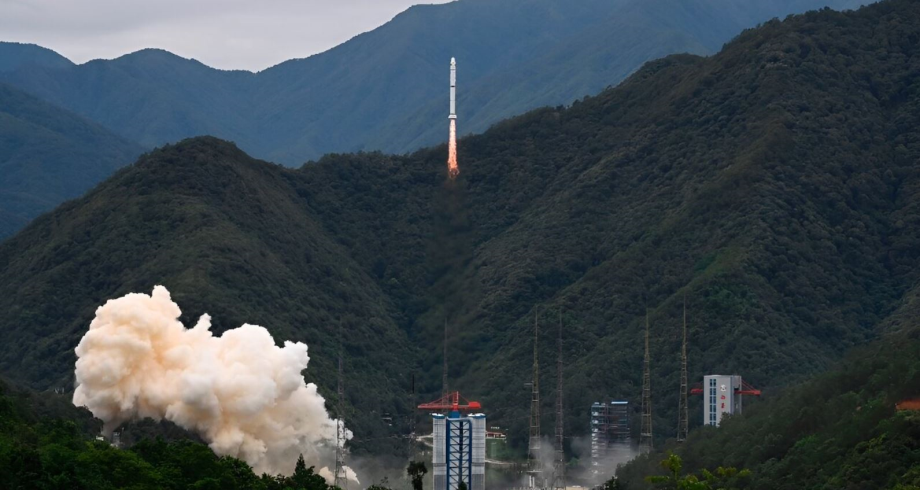 الصين تُطلق قمر صناعي لرصد انفجارات أشعة “جاما”