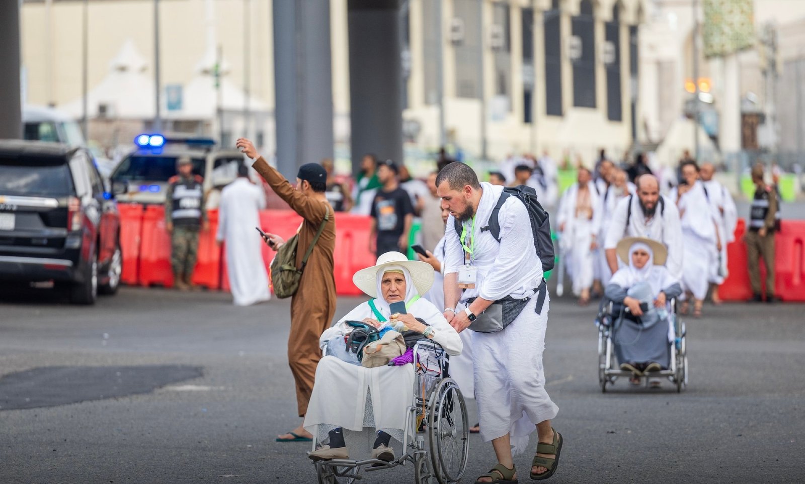 الحجّاج يتوافدون إلى منى عشية الوقوف على جبل عرفة