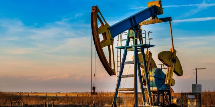 ارتفاع أسعار النفط وسط توقعات بخفض أسعار الفائدة الأمريكية