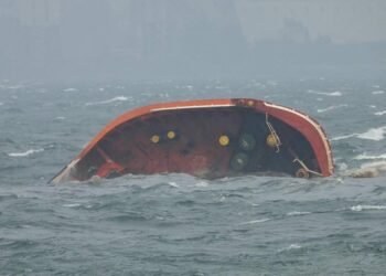 غرق ناقلة محملة بــ 1,4 مليون لتر نفط قبالة مانيلا