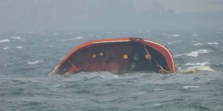 غرق ناقلة محملة بــ 1,4 مليون لتر نفط قبالة مانيلا