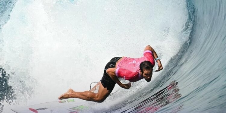 أولمبياد باريس..راكب الأمواج المغربي رمزي بوخيام يتأهل إلى الدور الثاني