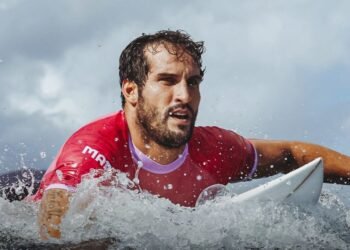 أولمبياد باريس .. إقصاء راكب الأمواج المغربي رمزي بوخيام من الدور الثالث