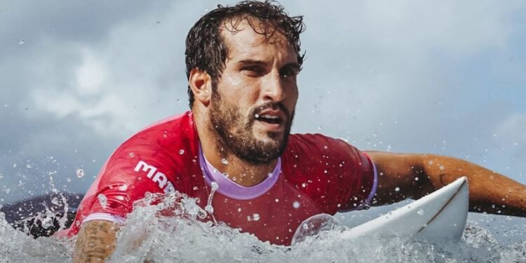 أولمبياد باريس .. إقصاء راكب الأمواج المغربي رمزي بوخيام من الدور الثالث