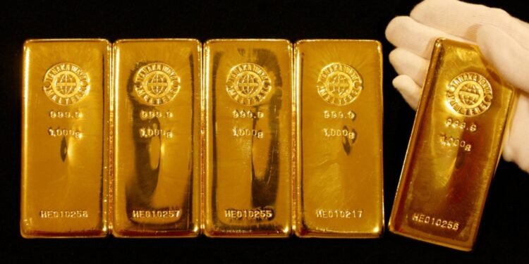 سعر الذهب يتجه لتحقيق مكسب شهري