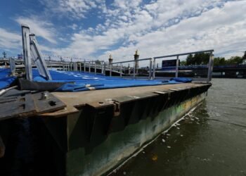 أولمبياد باريس.. تلوث مياه نهر السين يؤجل منافسات الترياثلون