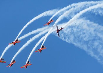 عيد العرش .. فرقة “المسيرة الخضراء” للطيران الاستعراضي تقدم عرضا جويا مبهرا بسماء المضيق