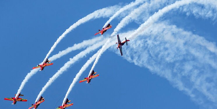 عيد العرش .. فرقة “المسيرة الخضراء” للطيران الاستعراضي تقدم عرضا جويا مبهرا بسماء المضيق