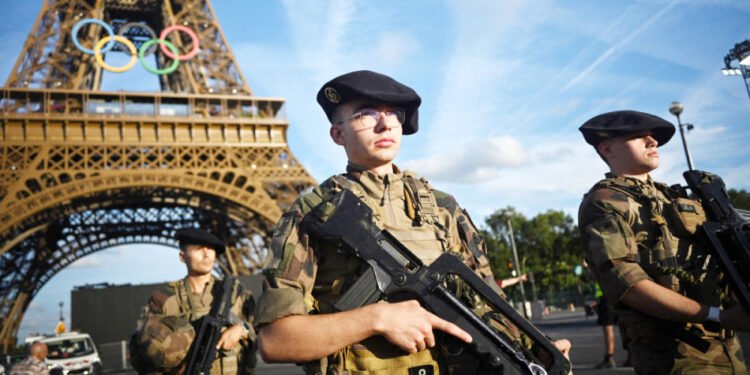 السلطات الفرنسية تنجز مليون تحقيق وتبعد 4300 مشبوه