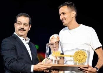 عامل إقليم إفران يهدي سفيان البقالي مفتاح المدينة