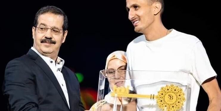 عامل إقليم إفران يهدي سفيان البقالي مفتاح المدينة