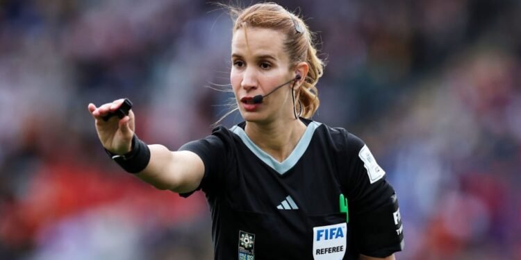 أولمبياد باريس .. بشرى كربوبي تقود مباراة كبيرة في نصف النهائي