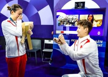 طرائف أولمبياد باريس.. عرض زواج بجانب منصة التتويج