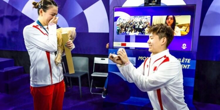 طرائف أولمبياد باريس.. عرض زواج بجانب منصة التتويج