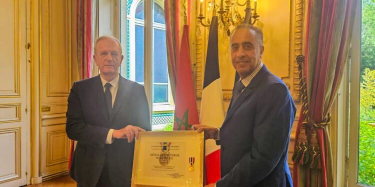 توشيح حموشي بميدالية الشرف الذهبية للشرطة الوطنية الفرنسية