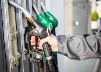 أسعار النفط تتراجع إلى أدنى مستوى في ثمانية أشهر