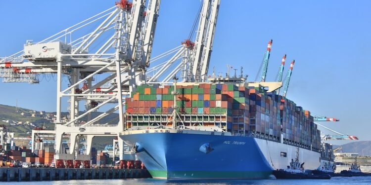 مكتب الصرف يسجل تراجع عجز الميزان التجاري