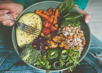 دراسة : تتبع نظام غذائي نباتي قد يبطىء معدلات الشيخوخة للشخص