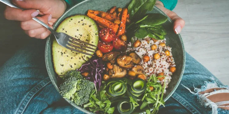 دراسة : تتبع نظام غذائي نباتي قد يبطىء معدلات الشيخوخة للشخص