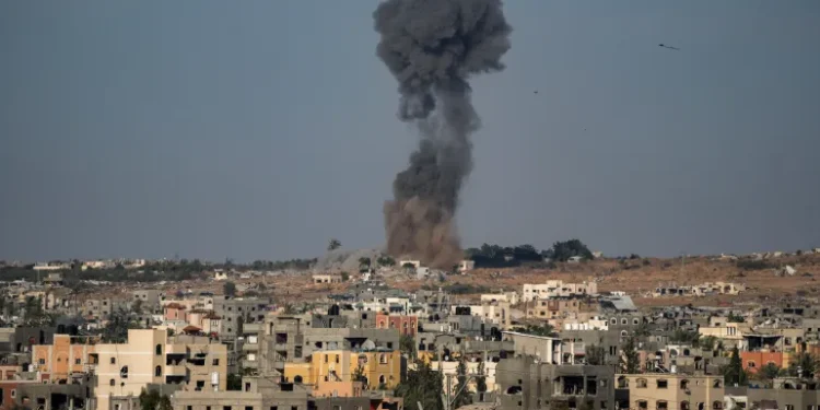 حماس تندد بـ”تصعيد خطير” بعد القصف الإسرائيلي على مدرسة بغزة