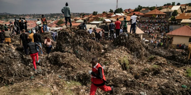 أوغندا .. مصرع 19 شخصا في انهيار مكب للنفايات