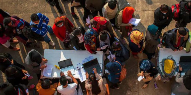 تراجع البطالة بين شباب العالم إلى أدنى مستوى