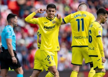 إلياس أخوماش يلتحق بالفريق الأول لفياريال