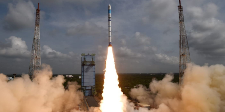 الهند تطلق قمرا اصطناعيا لمراقبة الأرض بهدف جمع بيانات بيئية