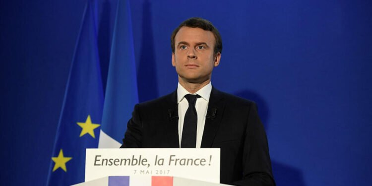 ماكرون يبدأ مشاوراته مع الأحزاب لتشكيل الحكومة