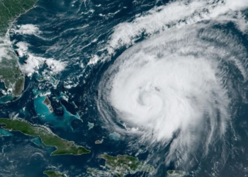 الإعصار “إرنستو” يتراجع إلى عاصفة ويبتعد عن جزر برمودا