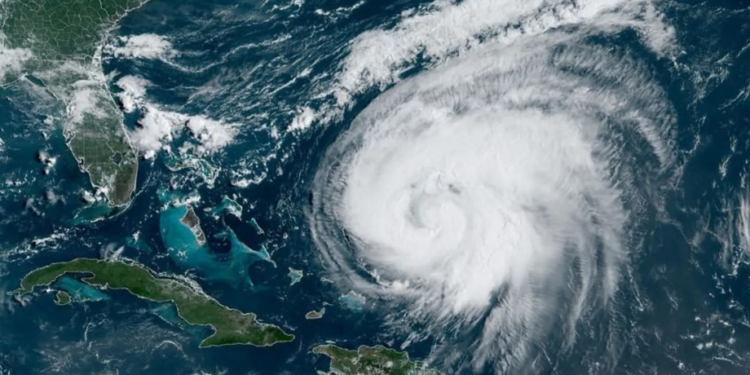 الإعصار “إرنستو” يتراجع إلى عاصفة ويبتعد عن جزر برمودا
