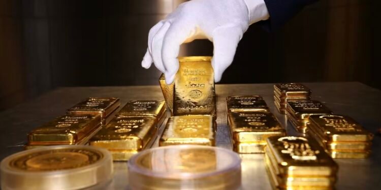 تراجع أسعار الذهب بضغط من ارتفاع الدولار