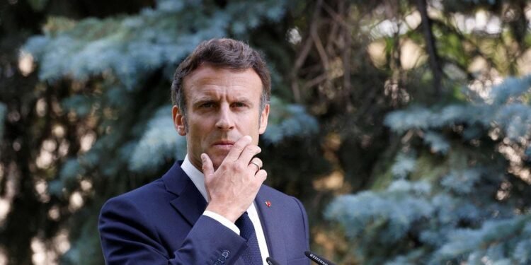 ماكرون يجري مشاورات سياسية بقصر الإليزيه
