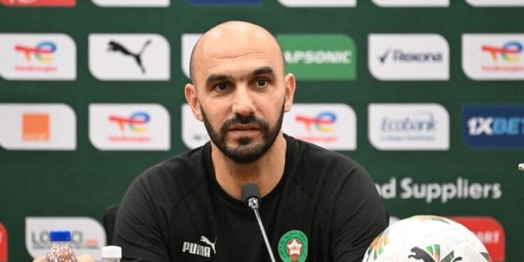 الركراكي يشبه مباراة الغابون بنزال في الملاكمة