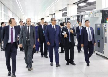 أخنوش يزور مصنع “غوشن هاي تيك” ويطلع على تقدم أشغال الوحدة الصناعية الضخمة للقنيطرة