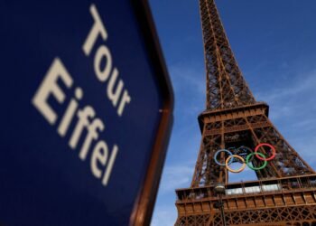 إبقاء الحلقات الأولمبية على برج إيفل يثير الجدل