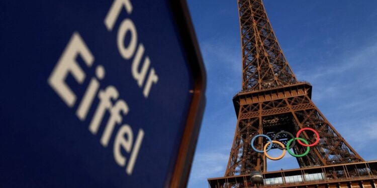 إبقاء الحلقات الأولمبية على برج إيفل يثير الجدل