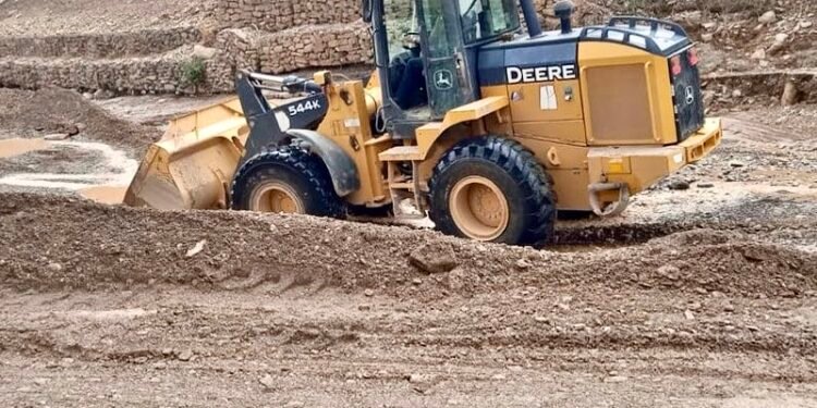 إعادة فتح 52 مقطعا طرقيا من أصل 57 تضرروا بسبب الفيضانات