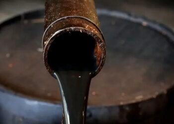 النفط يتراجع وسط مخاوف إزاء تباطؤ نمو الطلب العالمي