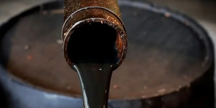 النفط يتراجع وسط مخاوف إزاء تباطؤ نمو الطلب العالمي