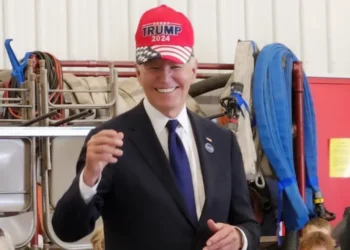 بايدن يعتمر قبعة انتخابية لترامب تعبيرا عن “الوحدة”