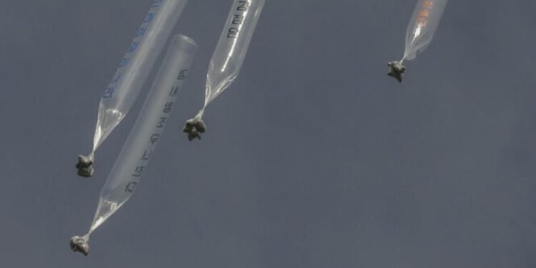 كوريا الشمالية أطلقت حوالي 50 بالونا يحمل القمامة منذ مساء السبت