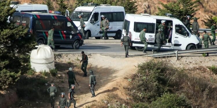 المغرب يوقف آلاف المهاجرين بينهم أجانب وجزائريون في محاولات هجرة جماعية.