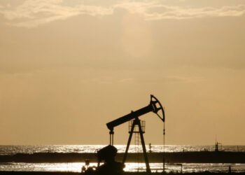 تراجع سعر النفط عند 77.15 دولارا للبرميل