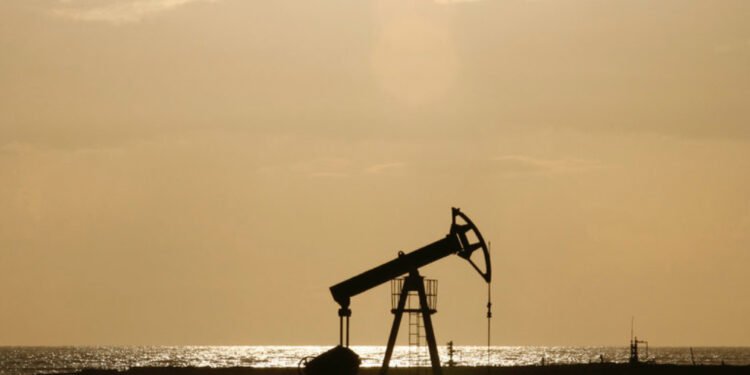 تراجع سعر النفط عند 77.15 دولارا للبرميل