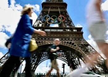 خطة إبقاء الحلقات الأولمبية على برج إيفل تثير الجدل في فرنسا