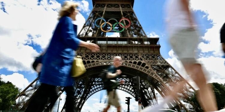 خطة إبقاء الحلقات الأولمبية على برج إيفل تثير الجدل في فرنسا