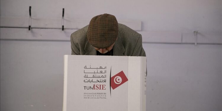 بدء التصويت في الانتخابات الرئاسية في تونس