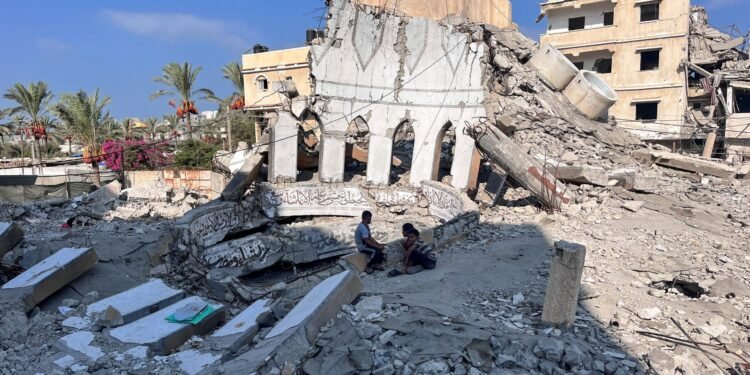 مقتل 21 شخصا في غارة إسرائيلية على مسجد