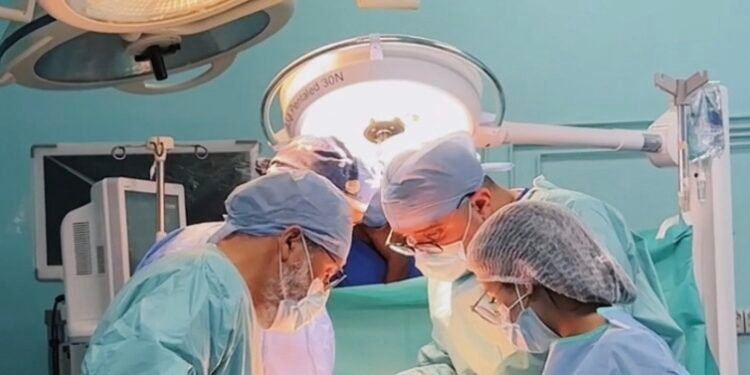 أول عملية جراحية لاستئصال المثانة السرطانية لدى مريض بالعيون